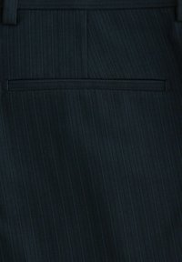 Marineblaue Stoff mit vertikalen Streifen, ausgestattet mit einer Gesäßtasche mit subtilen Nahtdetails, glatte Textur, ideal für professionelle Bekleidung.