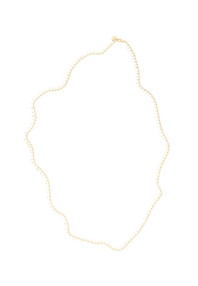 Goldfarbene Halskette mit einem gewellten Design, das entlang des Randes kleine runde Akzente aufweist, aus Metall mit einer glatten Oberfläche gefertigt.