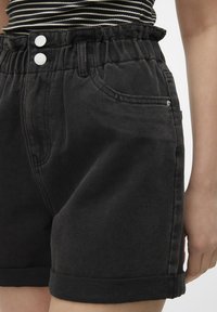 Vero Moda VMLYRA PAPERBAG - Džinsiniai šortai - black denim
