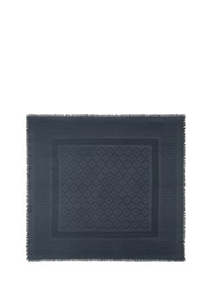 Mørkeblå firkantet tørklæde med subtilt blomsterprint, kantet design, frynser langs kanterne og teksten "kate spade NEW YORK" på den ene side.