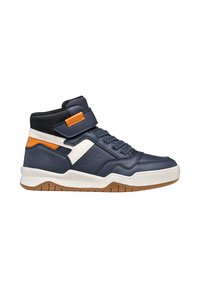 Baskets montantes bleu marine avec des accents blancs et orange, bride en Velcro, lacets et semelle en gomme.