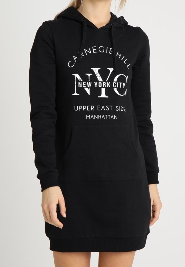Robe noire à capuche avec poche avant, texte blanc indiquant "Carnegie Hill NYC New York City Upper East Side Manhattan."