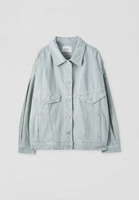 Veste en denim bleu clair, avec un col, un bouton devant, deux poches poitrine et des manches longues avec des plis sur les côtés.