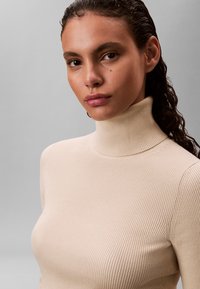 Calvin Klein Jeans LABEL ROLL NECK - Pullover - pelican
