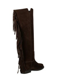 Bottes hautes en daim marron avec un détail à franges sur le côté extérieur et une semelle en caoutchouc plate pour la stabilité.
