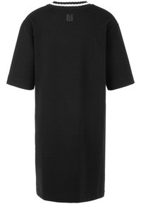 Schwarzes Kurzarmkleid aus weichem Baumwollstoff, mit rundem Ausschnitt und weißer Einfassung sowie einem rechteckigen Logo auf dem Rücken bedruckt.