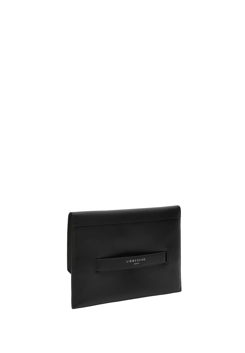 Schwarze Ledertasche mit glatter Textur, ausgestattet mit einer Fronttasche, geprägtem Logo und schlanker rechteckiger Form. Sauberes Design und minimalistische Akzente.