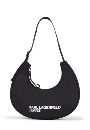 Melna neilona pleca soma ar pusapaļa formas, kas aprīkota ar rāvējslēdzēja aizdari un balto tekstu "KARL LAGERFELD JEANS" vienā pusē.