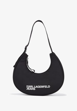 Bolso de hombro de nylon negro con forma curva, que cuenta con un cierre de cremallera y una marca blanca audaz "KARL LAGERFELD JEANS" en la parte delantera.