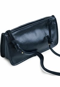 Borsa a pochette nera in pelle con superficie texturizzata, forma rettangolare piatta, sottile tracolla e dettaglio annodato all'attacco della tracolla.