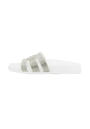 Sandalo bianco modello slide con tre cinturini argentati decorati con strass e suola piatta, mostrato di profilo su sfondo bianco.