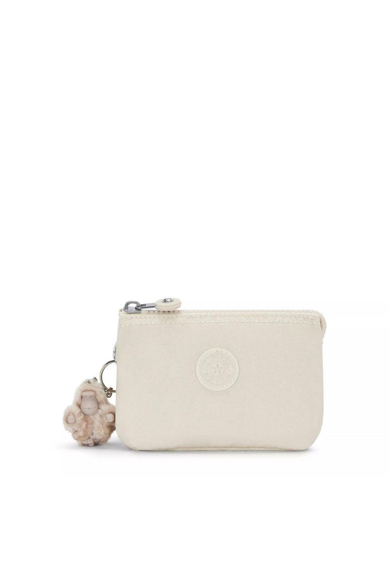 Pouch color crema realizzato in tessuto testurizzato, con logo circolare, chiusura a zip e un morbido charm a forma di animale attaccato.