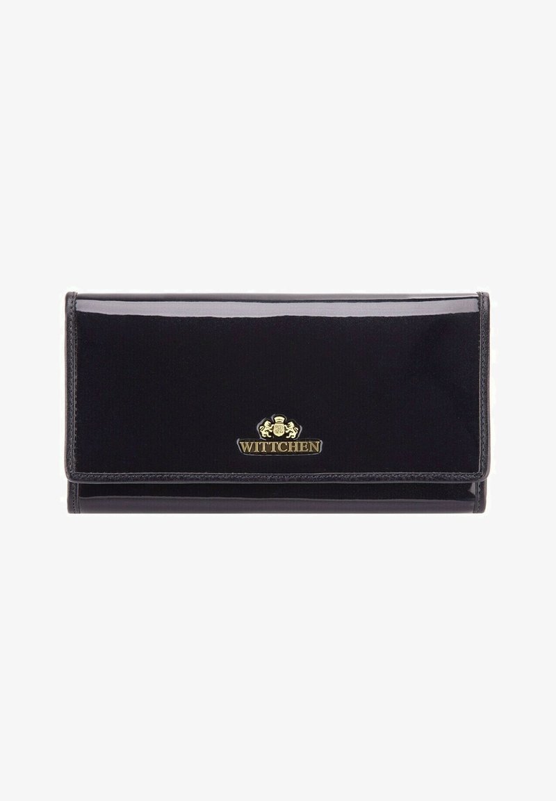 Cartera de cuero sintético negro con un diseño de solapa, logo dorado en relieve en la parte frontal y textura limpia y suave.