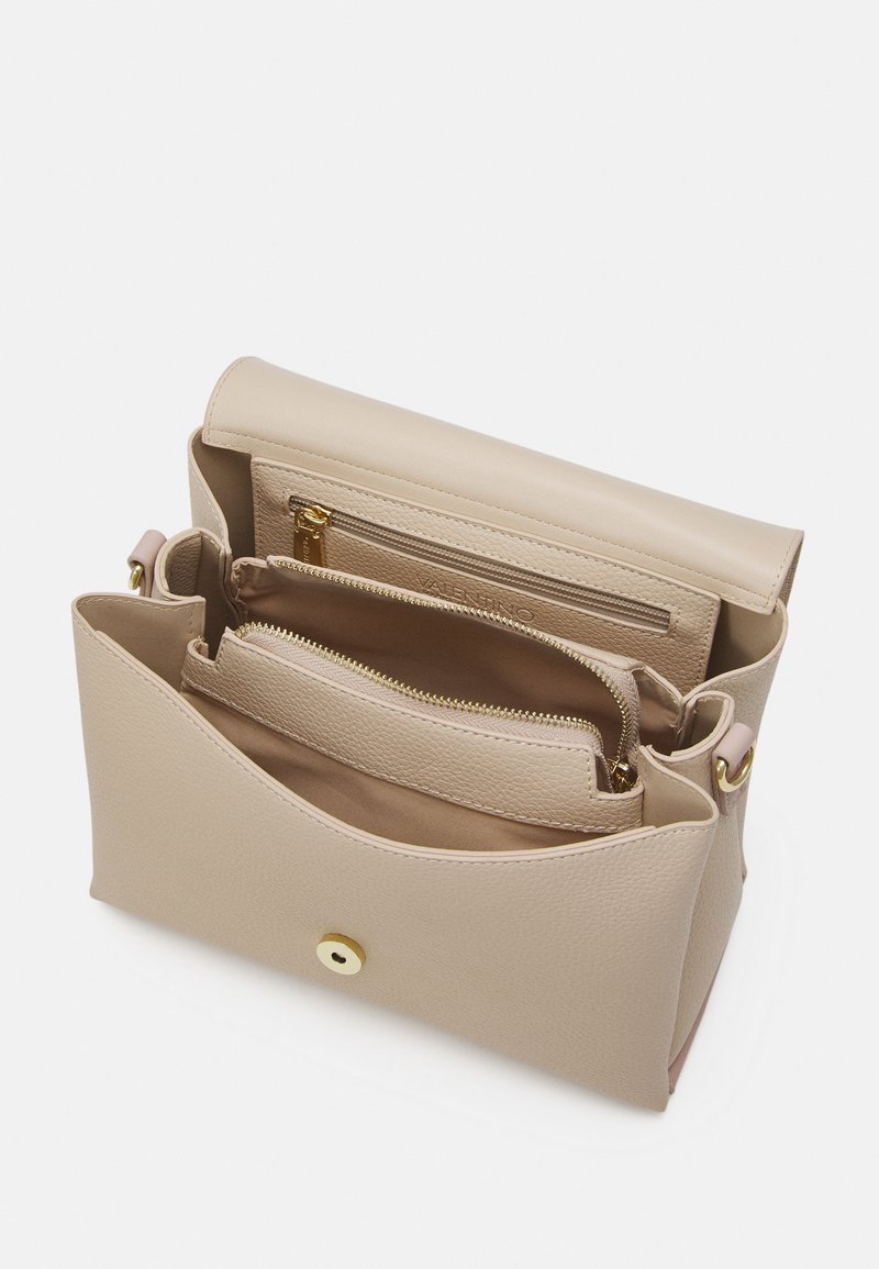 Beige Lederhandtasche mit strukturiertem Design, ausgestattet mit einem oberen Klappdeckel, mehreren Fächern und goldfarbenen Beschlägen. Texturierte Oberfläche auf der Außenseite.