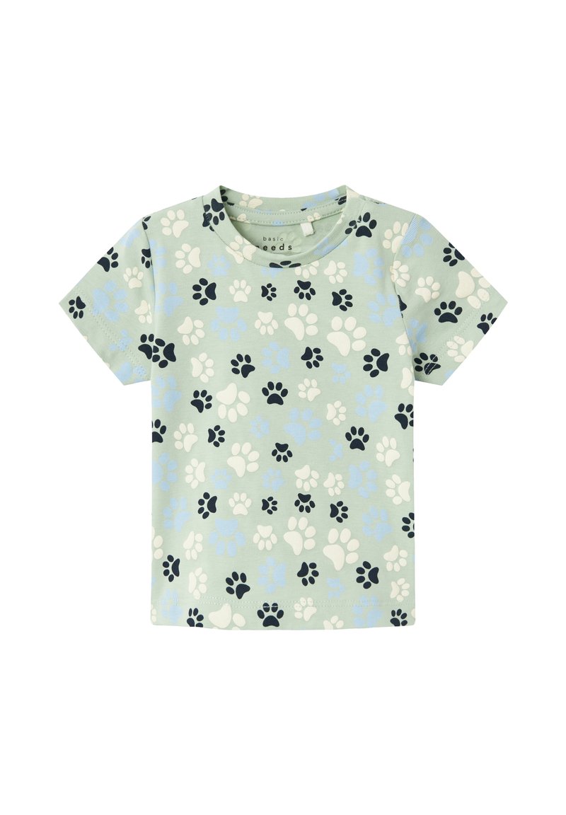 Camiseta de manga corta para niño pequeño de color verde claro con un patrón de huellas en negro, blanco y azul.