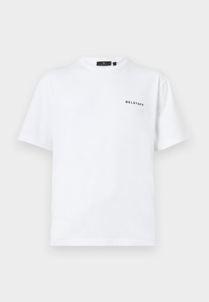 Vit t-shirt med rund hals och kort ärm, med en liten svart "BELSTAFF" textlogotyp på vänster bröst.