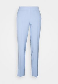 Pantalons ajustés bleu clair avec une texture lisse, présentant une taille plate et une coupe slim, conçus avec des coutures verticales pour un look épuré.