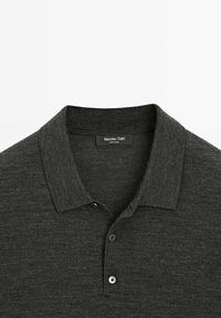Polo gris foncé à manches courtes avec deux boutons et col côtelé, étiqueté Massimo Dutti.