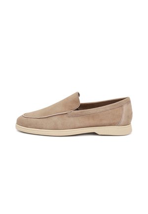 Mocassino slip-on in camoscio beige con punta arrotondata, tacco basso e suola in gomma chiara, mostrato di profilo su sfondo bianco.