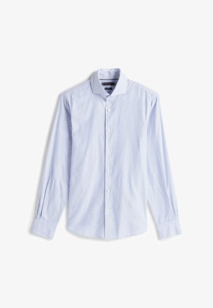 Chemise à rayures bleue clair et blanche. Possède des manches longues, un col pointu et une coupe classique avec une texture de tissu lisse.