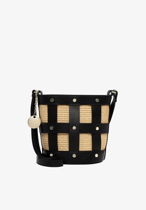 Bucketbag met beige gevlochten lichaam, zwarte leren riemen die de voorkant kruisen, gouden studs, verstelbare schouderriem en ronde gouden merkbedel.