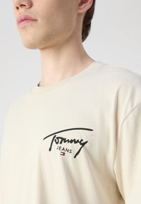 Tommy Jeans SIGNATURE TEE - T-shirt estampada - newsprint
