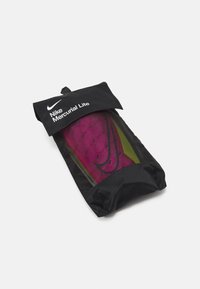 Nike Mercurial Lite Schienbeinschoner in einem schwarzen Beutel. Enthält ein klares Fenster, das lebendige pinkfarbene Schoner mit grünen Akzenten und einem Logo zeigt.