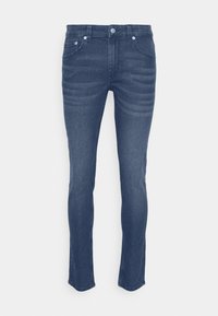 Jeans de denim azul oscuro con un ajuste slim. Cuenta con cinco bolsillos y un clásico cierre de botón y cremallera. Textura suave con un desvanecimiento sutil.