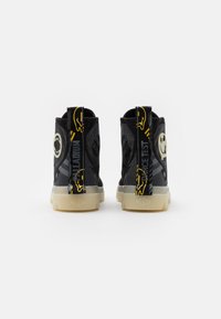 Palladium Botines con cordones - black