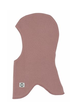 Cagoule tricotée rose douce avec un sommet arrondi et une couverture étendue du cou, avec une petite étiquette de marque rectangulaire près du bord inférieur.