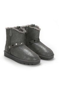 Botines de glitter gris con suave forro de piel gris, botones decorativos y suela de goma plana. Diseño de punta redondeada y altura hasta el tobillo.