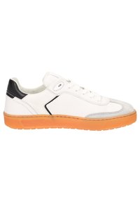 Baskets blanches en cuir avec des accents gris et noirs, équipées d'une semelle en caoutchouc orange, à bout arrondi et à lacets plats.