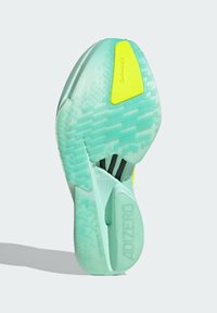 Lys grønn løpesko såle med et mønstrete design, med et solid gult akcent og merkevarenavnet "ADIZERO" trykket på.