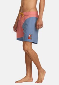 Bunte Schwimmshorts mit einem pinken und blauen Blockdesign, elastischem Bund mit gelbem Kordelzug und einem seitlichen Patch-Detail.