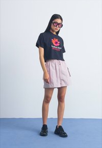 Obey Clothing HOUSE OF FLORAL - Camiseta estampada - digital black