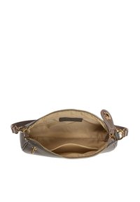 Grijze, textuurleer handtas met gouden hardware, één hoofdvak en een gladde beige stoffen interieur. Ritsafsluiting en verstelbare schouderband.