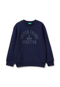 Felpa blu navy con colletto rotondo, polsini e orlo a coste, caratterizzata da una stampa grafica centrale con il testo: "UNITED COLORS OF BENETTON 1965."