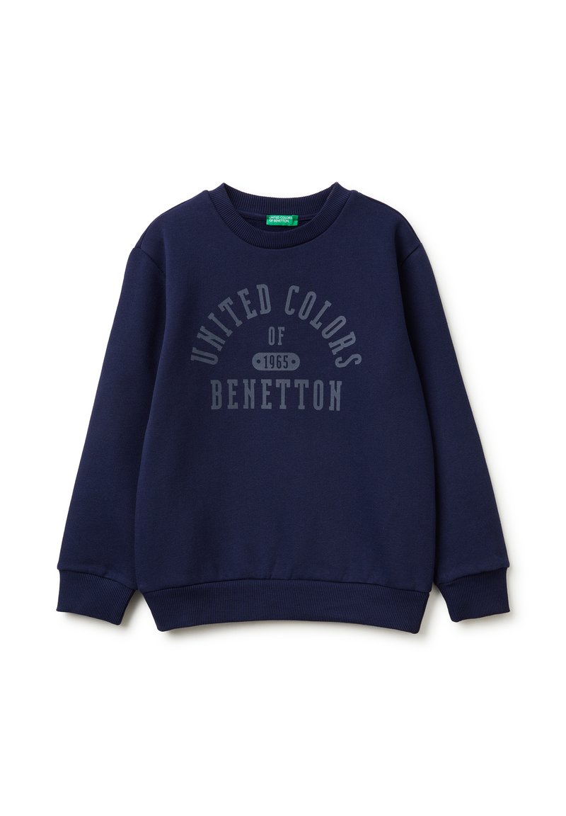 Felpa blu navy con colletto rotondo, polsini e orlo a coste, caratterizzata da una stampa grafica centrale con il testo: "UNITED COLORS OF BENETTON 1965."