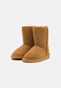 Bruna mocka ankle boots med mjuk innersula; platta gummisulor; rund tå; enkla sömnadsdetaljer; ren siluett.