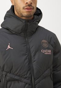 Nike Performance PARIS ST GERMAIN NIKE SF REPEL STRIKE PARKA - Club wear - black/rust pink