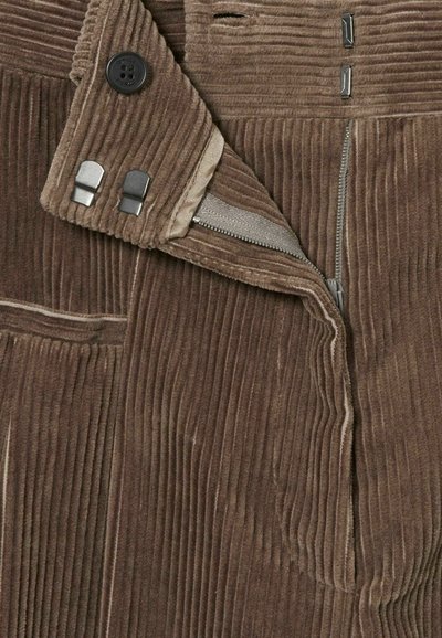 Tessuto in corduroy marrone con texture a coste verticali, dotato di un bottone, ganci metallici, una cerniera e una tasca laterale.