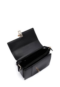 Borsa a tracolla nera in pelle con un design strutturato, caratterizzata da una chiusura in metallo dorato e diversi scomparti, tra cui una tasca con zip.