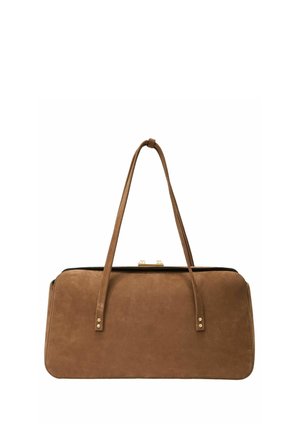 Rechthoekige bruine suède handtas met twee lange riemen en een goudkleurige gesp, afgebeeld tegen een witte achtergrond.