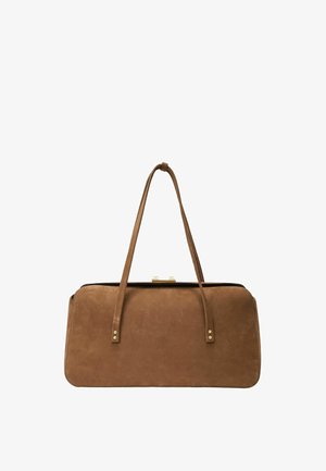 Rektangulær brun ruskindshåndtaske med to lange stropper og en lås i guldton, vist mod en hvid baggrund.