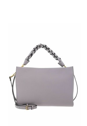 Sac à main rectangulaire gris avec poignée supérieure tressée, bandoulière réglable et ferrures dorées.