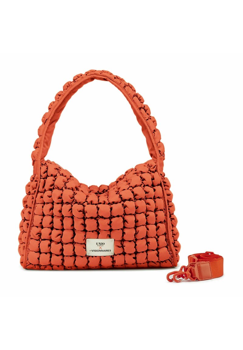Borsa a tracolla arancione gonfia con un design testurizzato, caratterizzata da una forma rotonda, una tracolla spessa e una tracolla rossa removibile.