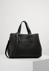 Černá kožená taška přes rameno s texturou jemných zrnek, vybavená dvěma horními uchy, odnímatelným popruhem a zlatým logem "Valentino".