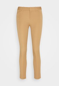 Pantalons stretch beige slim-fit avec une texture lisse, dotés de poches avant, d'une taille avec passants de ceinture et d'un léger brillant.