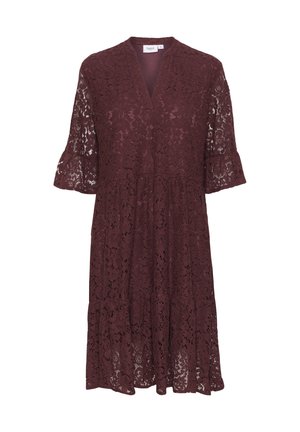 Bordo nėriniuota suknelė su V formos iškirpte, trumpomis plačiomis rankovėmis, daugiasluoksne sijonų dalimi ir visą suknelę puošiančiu gėlių raštu. Pagaminta iš lengvos medžiagos.