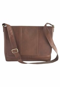 Bolso mensajero de cuero marrón con un acabado texturizado, correa ajustable y cierre con solapa. Presenta un diseño minimalista y costuras sutiles.